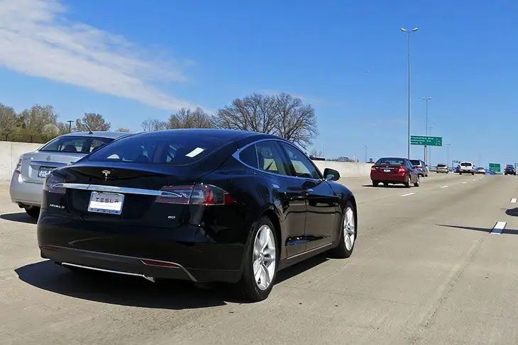 Il construit une vraie Tesla Model S pour seulement 5500 euros #2