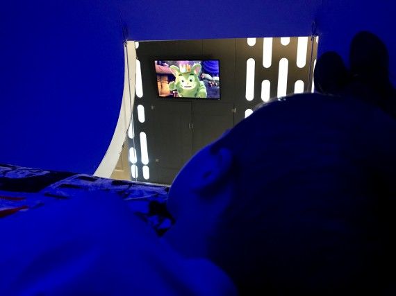 Star Wars : il construit un lit Faucon Millenium pour son fils #4
