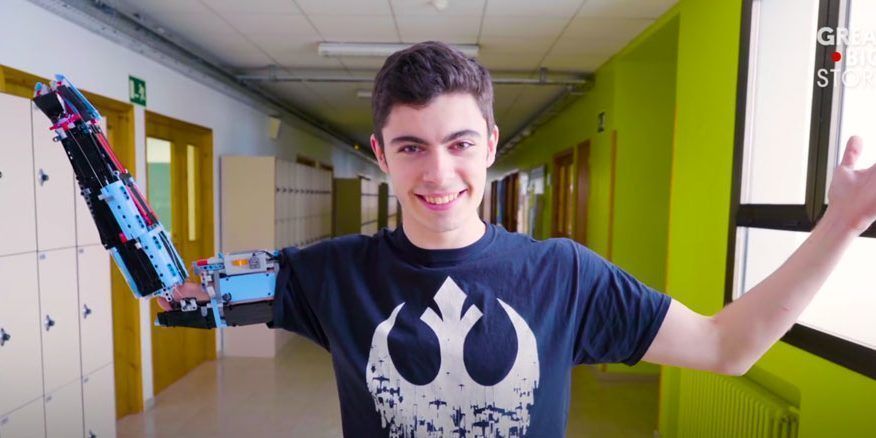 Né sans avant-bras, il se fabrique une prothèse en LEGO fonctionnelle