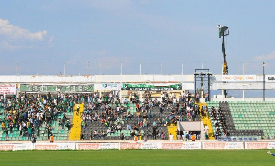 Banni du stade, un supporter loue une grue pour voir jouer son équipe