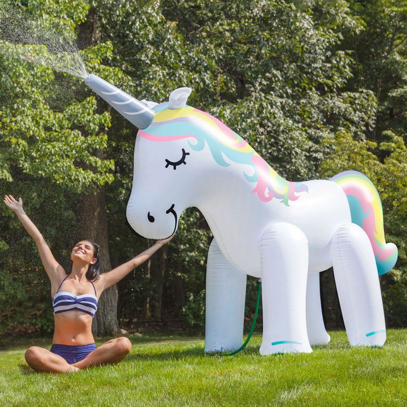 Cette licorne gonflable géante envoie de l’eau avec sa corne #2