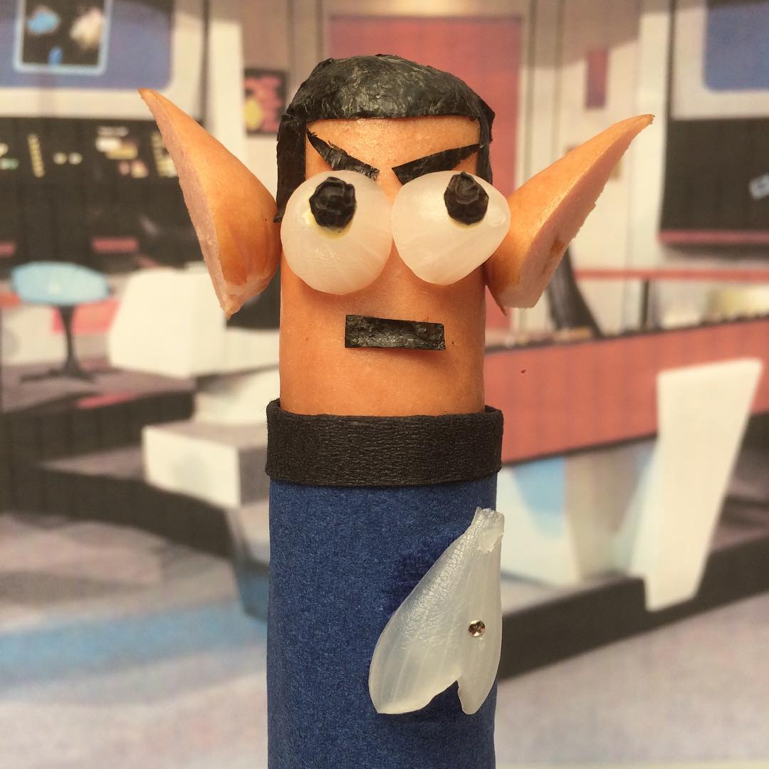 Il reproduit des personnages de la pop culture avec des hot-dogs
