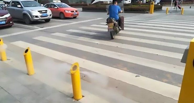 Si vous traversez au rouge, cette borne vous asperge d’eau
