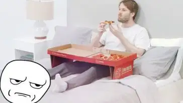 Cette boite à pizza se transforme en plateau repas pour manger au lit