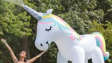 Cette licorne gonflable géante envoie de l’eau avec sa corne