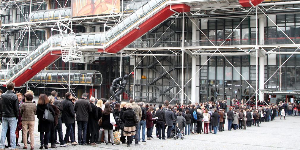 IKEA installe chaises et canapés pour faire la queue au Centre Georges Pompidou