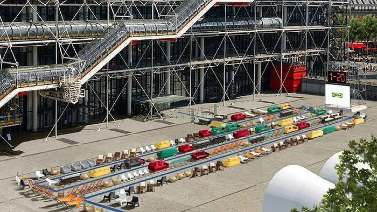 IKEA installe chaises et canapés pour faire la queue au Centre Georges Pompidou