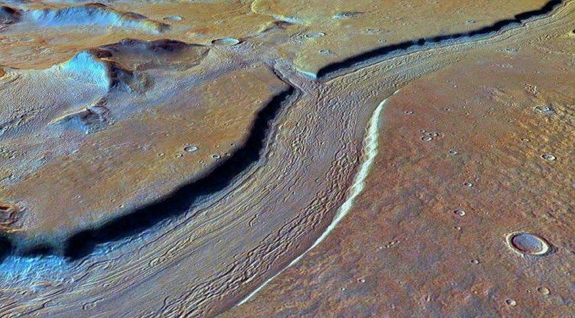 Un lac d’eau liquide découvert sous la surface de Mars