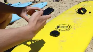 Cette planche de surf connectée vous aide à vous lever au bon moment