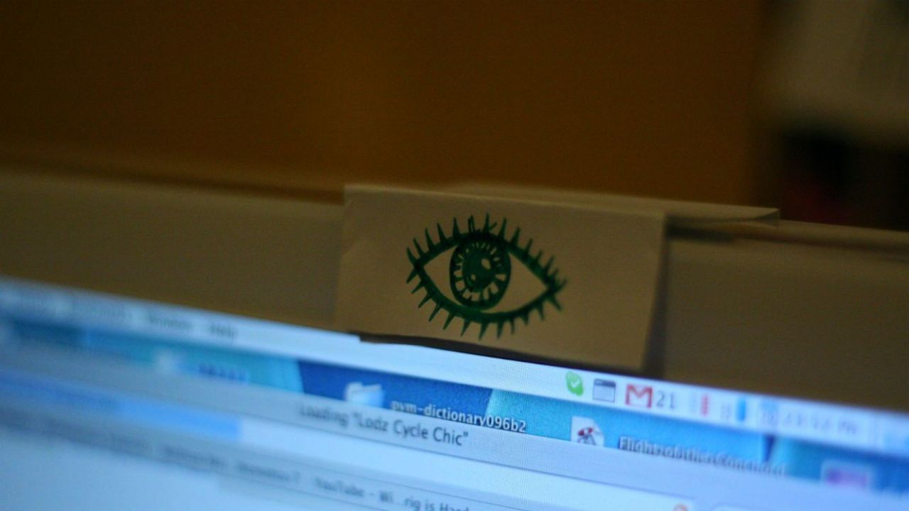 Cyber-attaques : le FBI vous conseille de masquer votre webcam #2