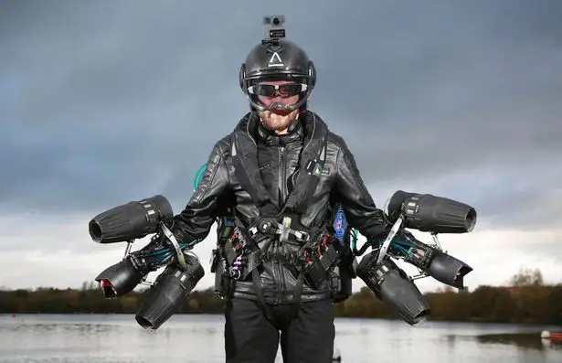 Cet Iron Man anglais vole à 136 km/h dans une combinaison imprimée en 3D #2