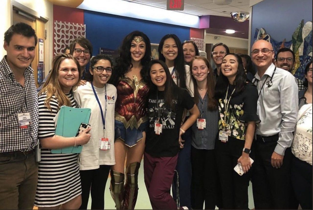Wonder Woman : Gal Gadot rend visite à des enfants malades en costume d’Amazone #4