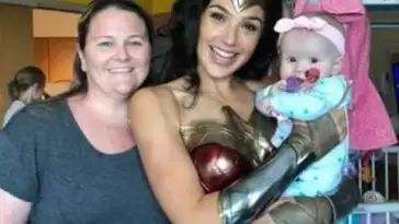 Wonder Woman : Gal Gadot rend visite à des enfants malades en costume d’Amazone
