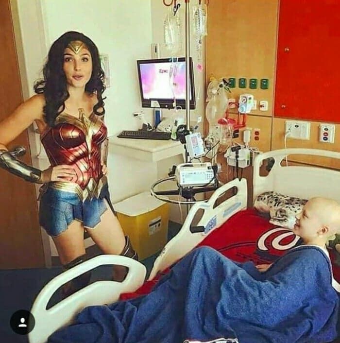 Wonder Woman : Gal Gadot rend visite à des enfants malades en costume d’Amazone #3