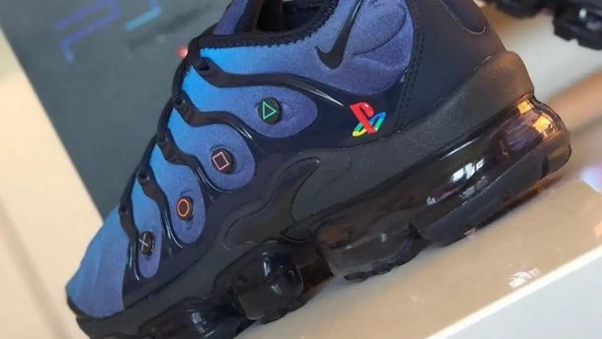 Nike : une paire de baskets aux couleurs de la PlayStation 2