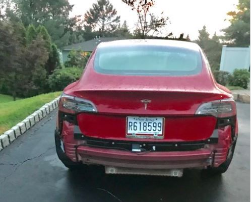 Tesla : les pare-chocs se détachent quand il pleut