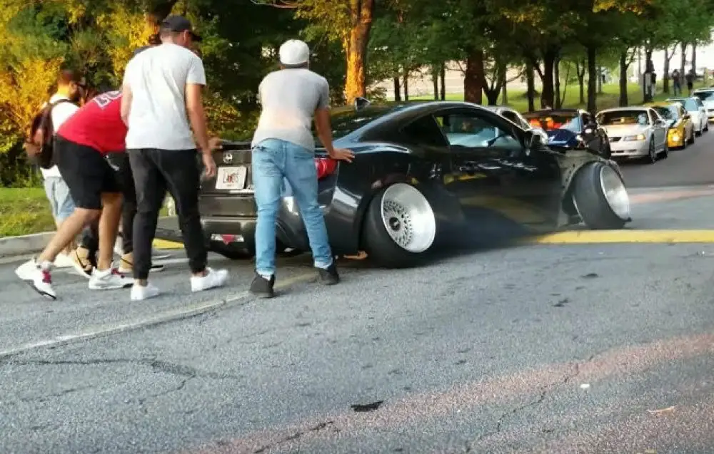 Tuning : une voiture trop modifiée reste bloquée sur un petit ralentisseur