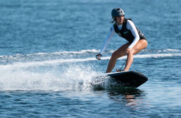 Awake RÄVIK : une planche de surf électrique pour surfer n’importe où #4