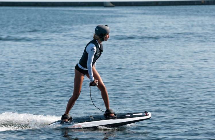 Awake RÄVIK : une planche de surf électrique pour surfer n’importe où #7
