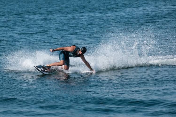 Awake RÄVIK : une planche de surf électrique pour surfer n’importe où #5