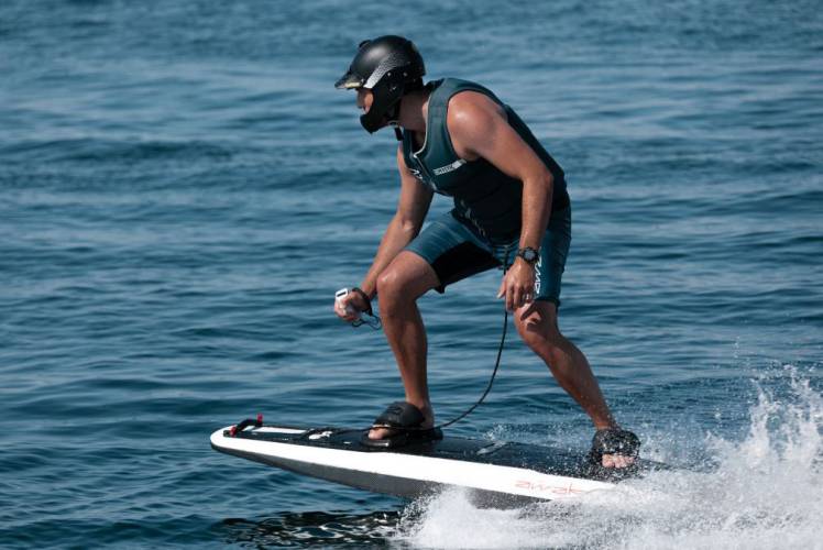 Awake RÄVIK : une planche de surf électrique pour surfer n’importe où #8