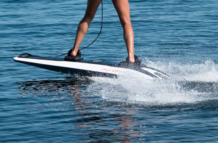 Awake RÄVIK : une planche de surf électrique pour surfer n’importe où #3