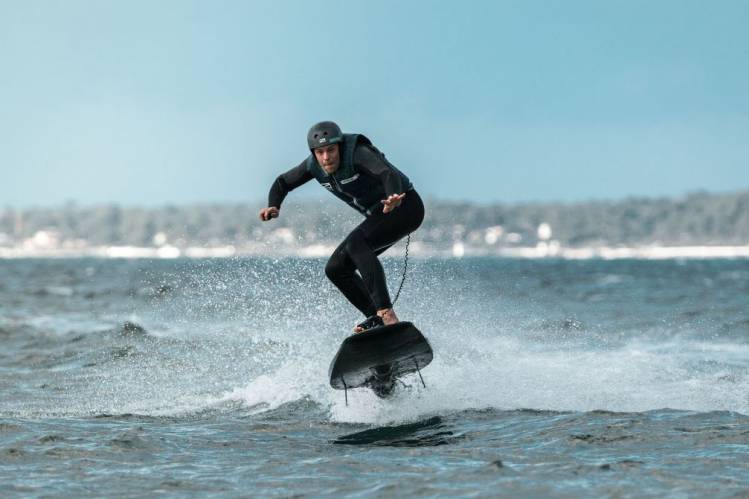 Awake RÄVIK : une planche de surf électrique pour surfer n’importe où