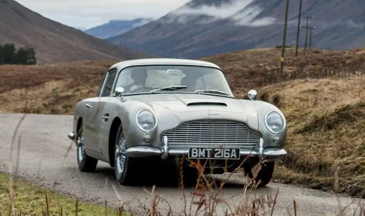 James Bond : Aston Martin va mettre en vente 25 voitures équipées de gadgets