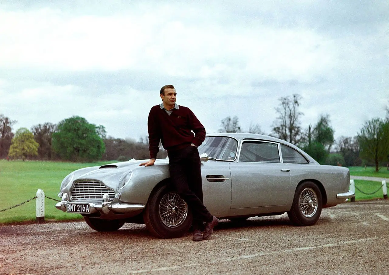 James Bond : Aston Martin va mettre en vente 25 voitures équipées de gadgets