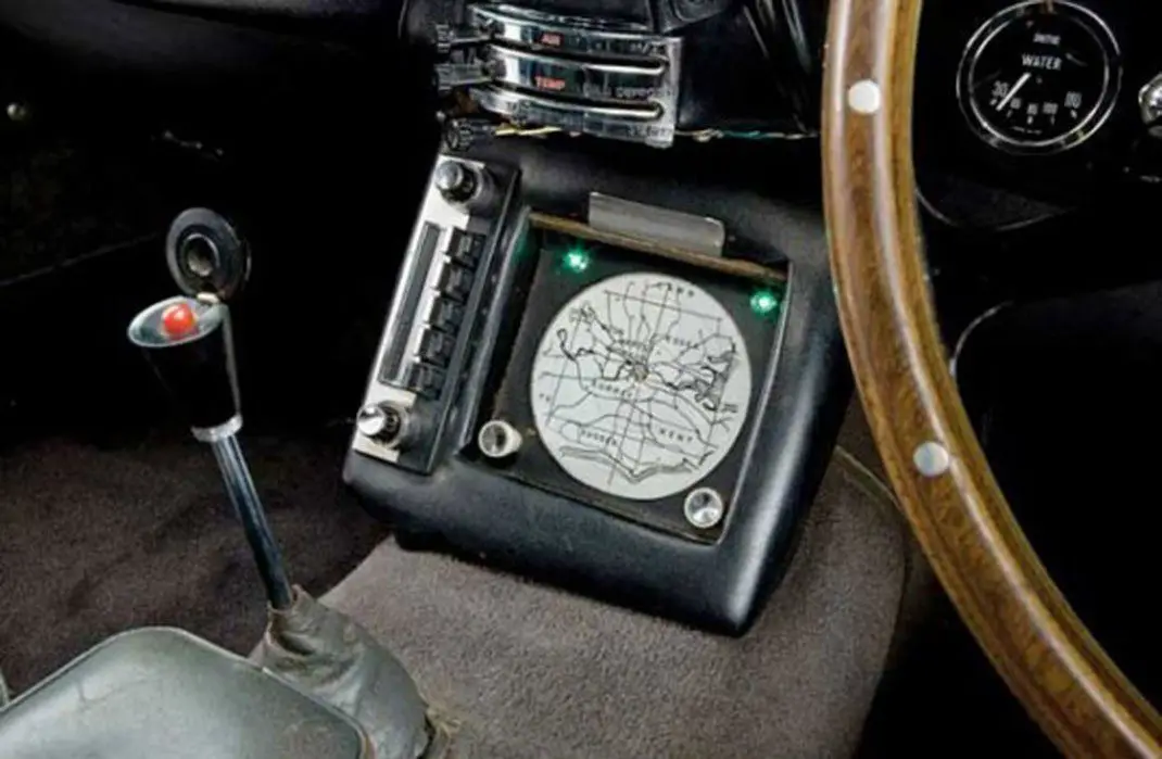 James Bond : Aston Martin va mettre en vente 25 voitures équipées de gadgets #3