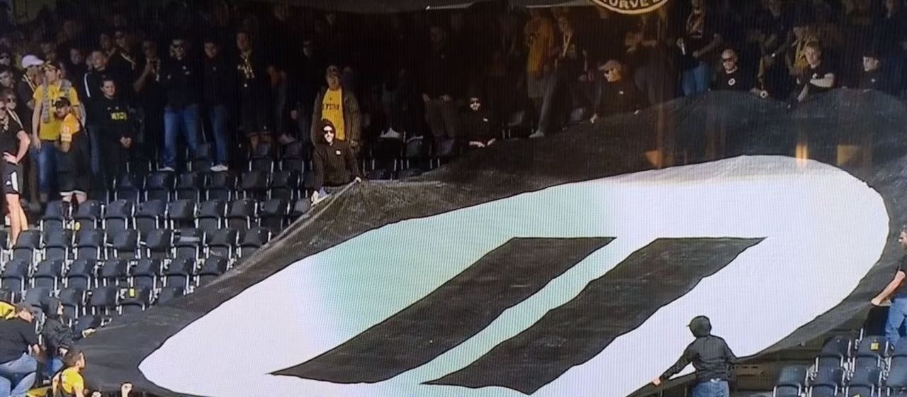 Pour protester contre l’eSport, des supporters de foot lancent des manettes sur le terrain