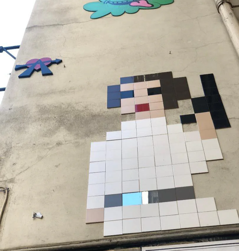 Mark Hammil salue un street-art en hommage à Carrie Fisher à Paris #3