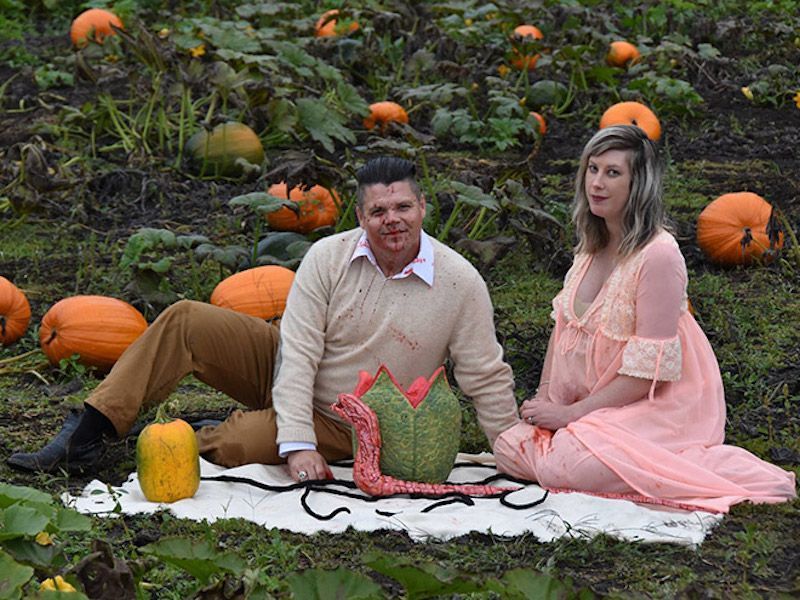 Ce shooting photo bébé parodie Alien avec beaucoup d’humour et de sang #12