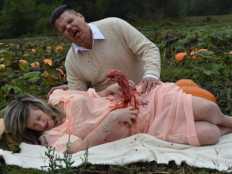 Ce shooting photo bébé parodie Alien avec beaucoup d’humour et de sang #6