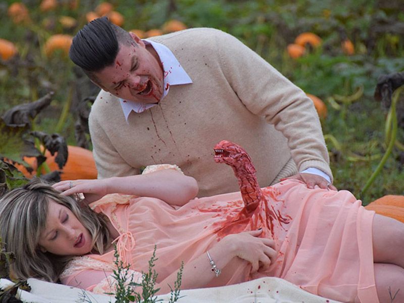 Ce shooting photo bébé parodie Alien avec beaucoup d’humour et de sang #5