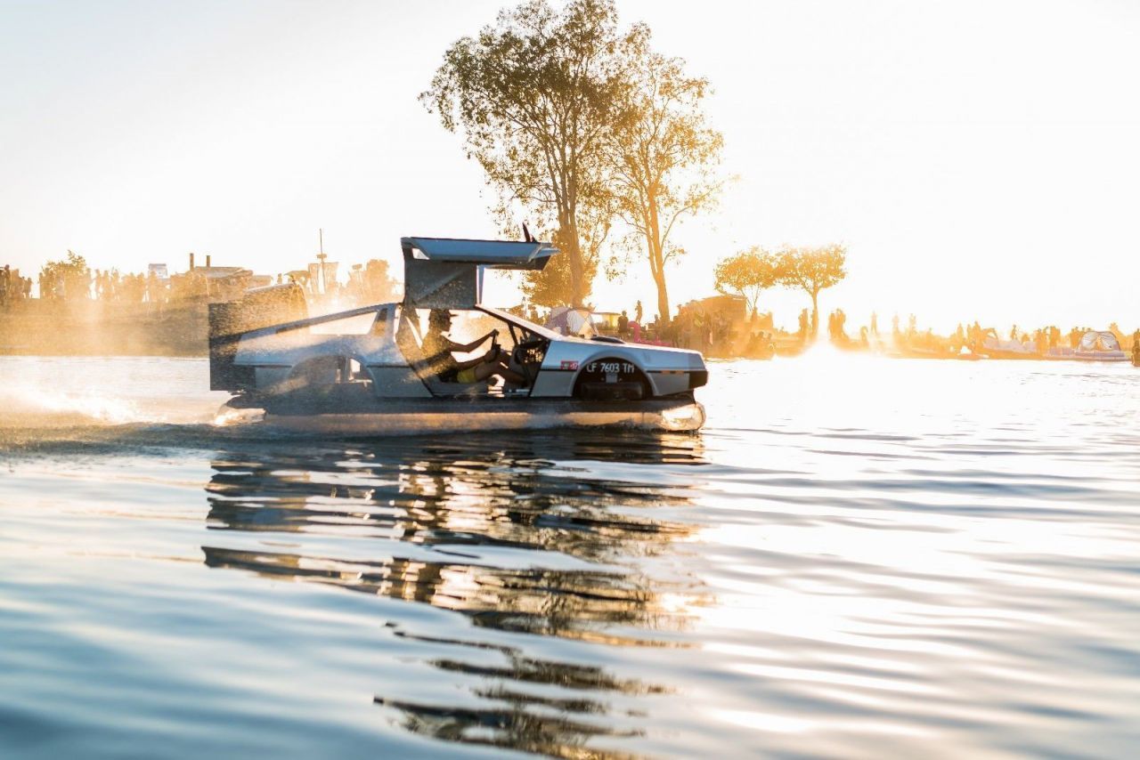 Retour vers le futur : il fabrique une DeLorean volante