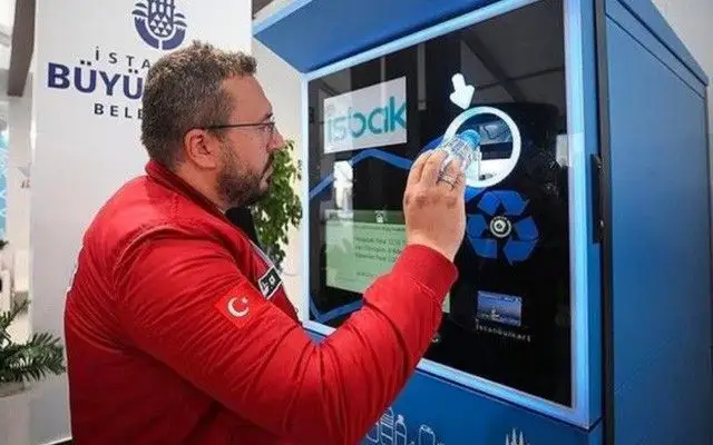 Métro : et si vous pouviez payer votre ticket avec une bouteille en plastique ou une canette usagée ?