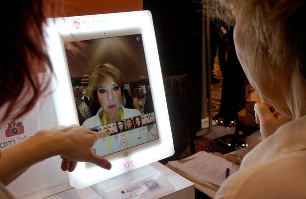 Ce miroir connecté permet de changer de look en temps réel