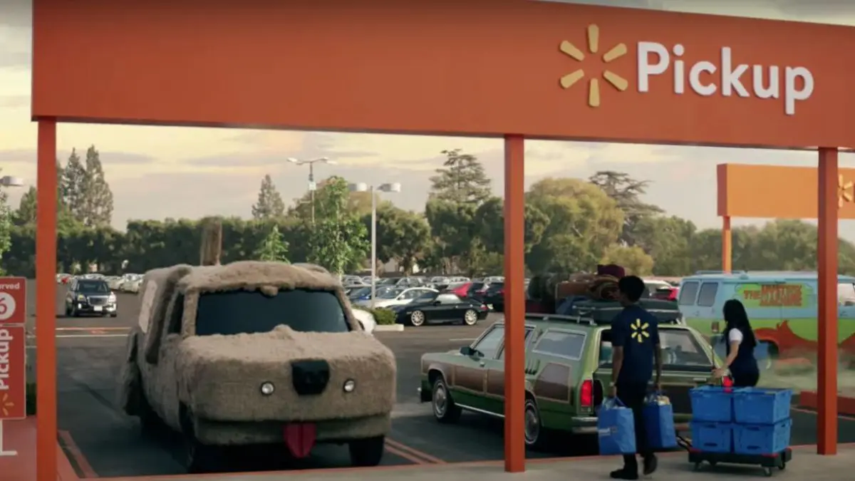 Bumblebee, K2000 et la Batmobile font la course dans une publicité Walmart