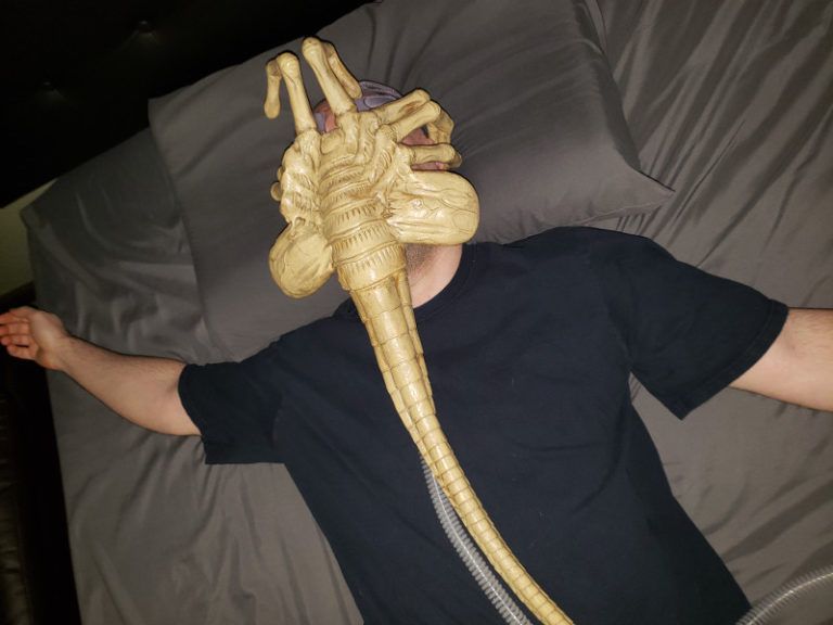 Alien : il transforme son masque respiratoire en Facehugger