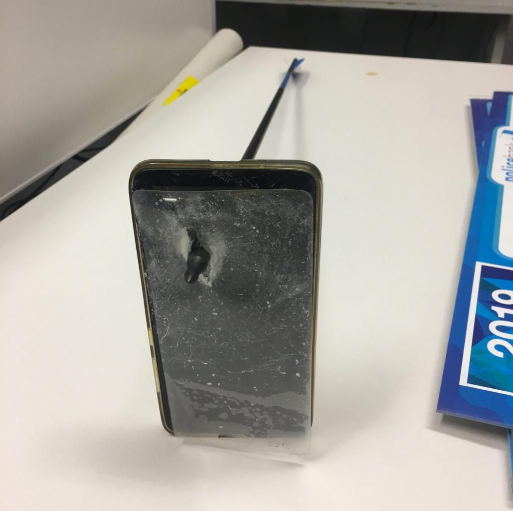 Son iPhone lui sauve la vie après un tir de flèche