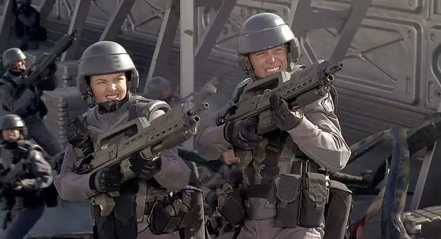 Starship Troopers : un acteur du film confirme qu’une série est en préparation avec le casting original