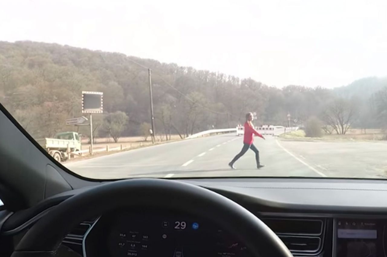 Tesla : il teste le système anticollision sur sa femme