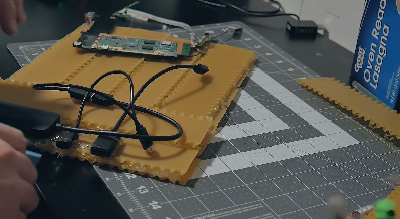 Il construit un PC fonctionnel avec des lasagnes