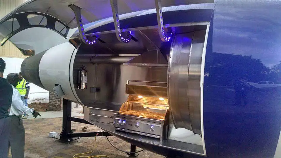 Ils recyclent un réacteur d’avion en barbecue géant #2
