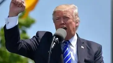 Donald Trump recadré par Twitter et Facebook