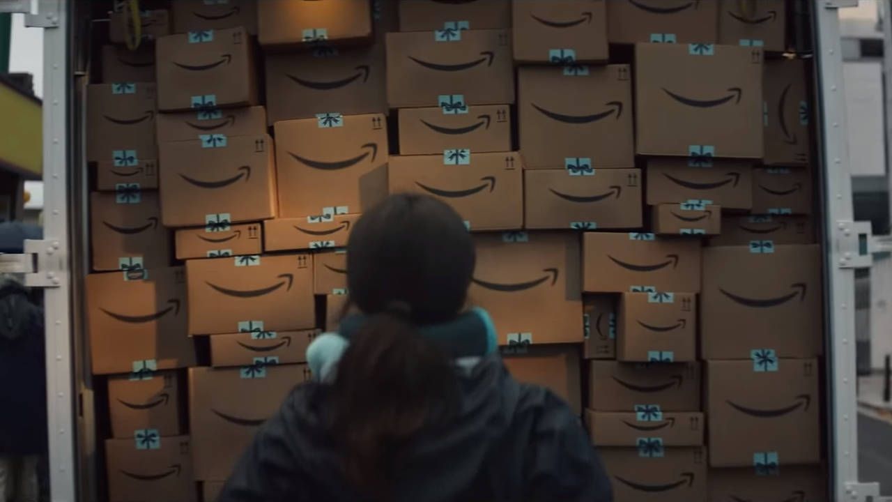 Il escroque 300 000 euros à Amazon en renvoyant des colis remplis de terre