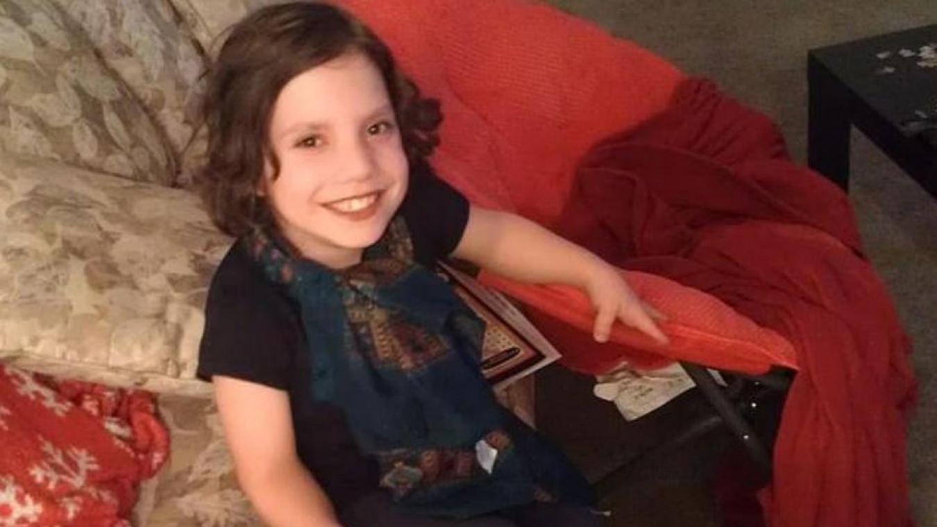 Un couple adopte une fillette de 6 ans qui se révèle être une naine sociopathe de 22 ans…