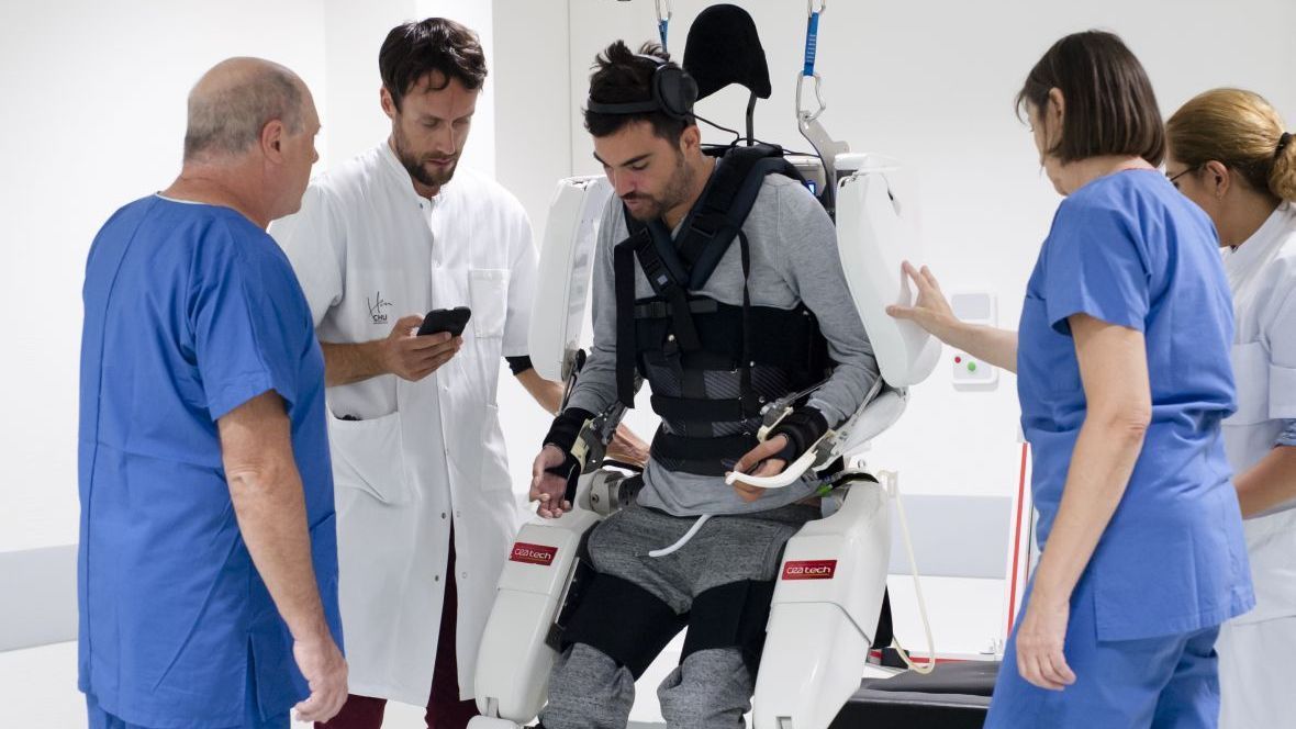 Cet exosquelette commandé par la pensée permet aux tétraplégiques de marcher #2