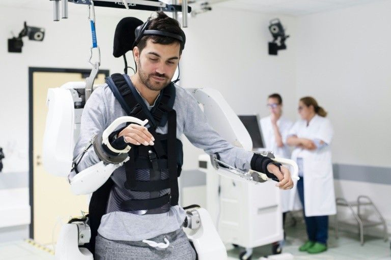 Cet exosquelette commandé par la pensée permet aux tétraplégiques de marcher